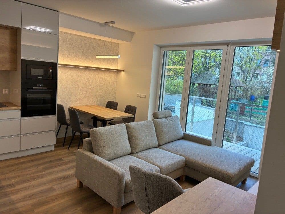 Prenájom bytu 2-izbový 56 m², Rostislavovo náměstí, Brno, Jihomoravský kraj Prenájom bytu 2-izbový 56 m², Rostislavovo náměstí, Brno, Jihomoravský kraj