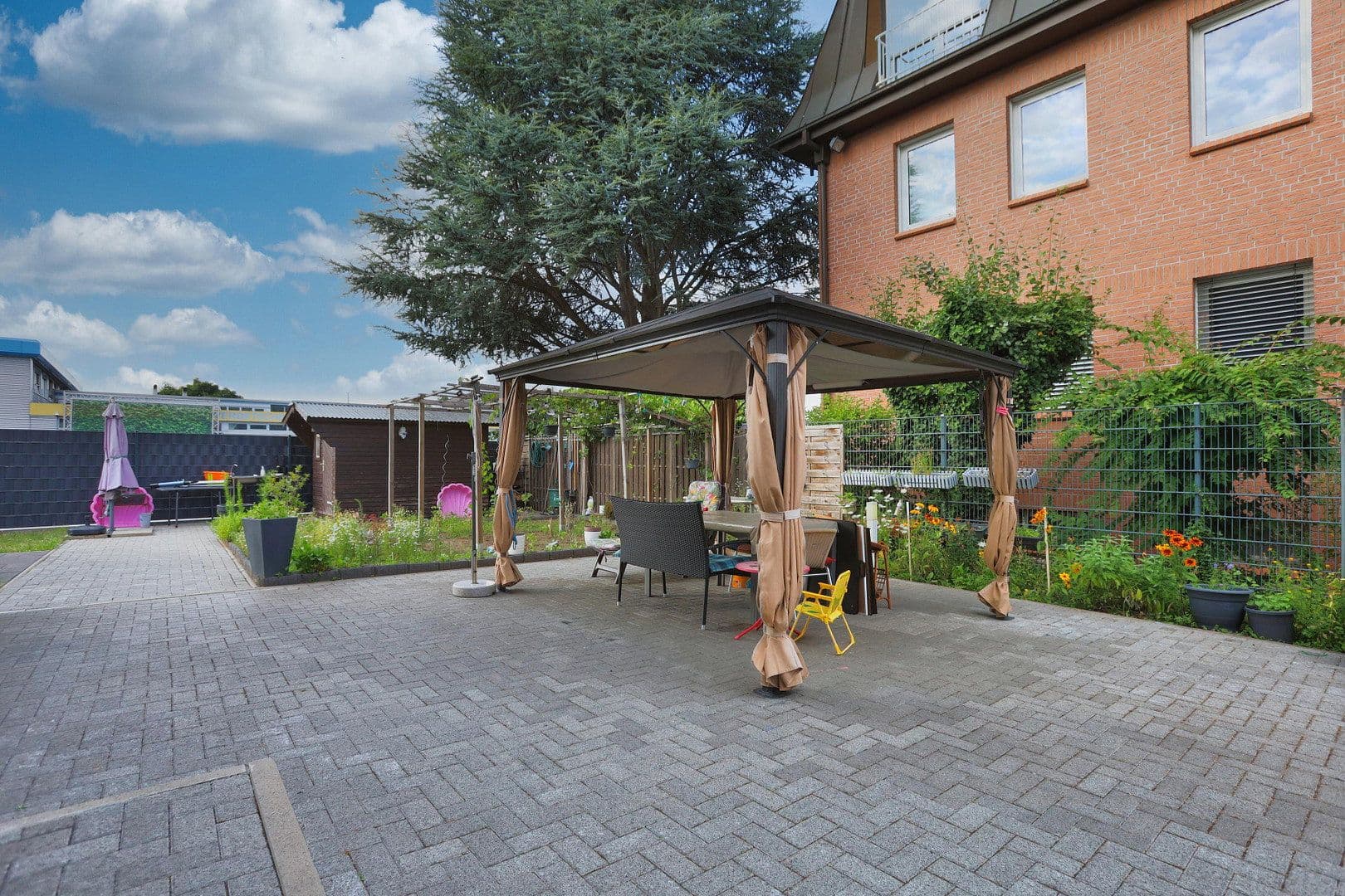 Predaj domu 251 m², pozemek 751 m², Bonhoefferstr.12, Frankfurt am Main, Hesensko Predaj domu 251 m², pozemek 751 m², Bonhoefferstr.12, Frankfurt am Main, Hesensko