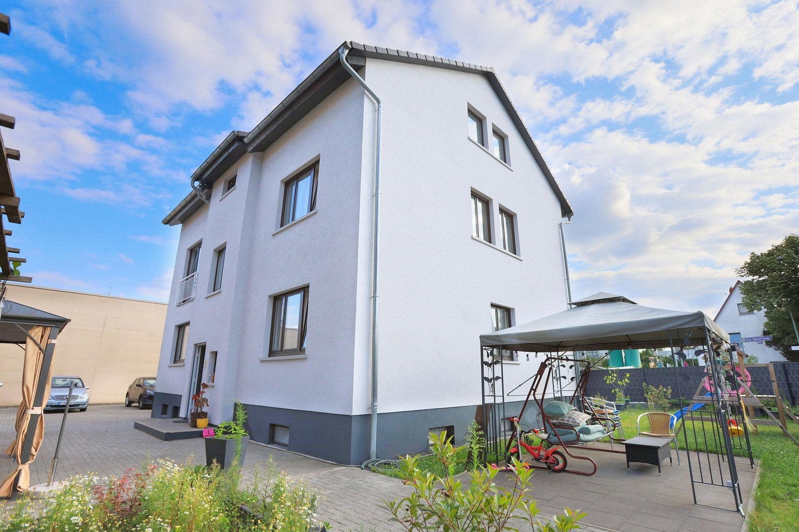 Predaj domu 251 m², pozemek 751 m², Bonhoefferstr.12, Frankfurt am Main, Hesensko Predaj domu 251 m², pozemek 751 m², Bonhoefferstr.12, Frankfurt am Main, Hesensko