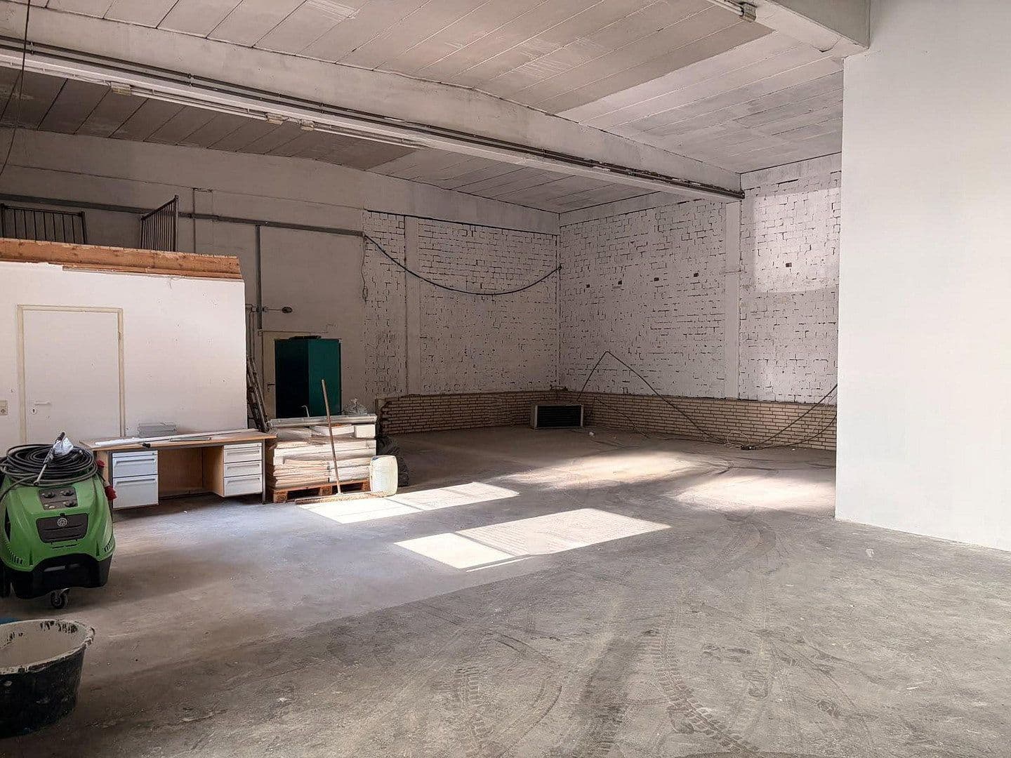 Prenájom nebytového priestoru 310 m², Hermann-Bahlsen-Str 2, Barsinghausen, Dolné Sasko Prenájom nebytového priestoru 310 m², Hermann-Bahlsen-Str 2, Barsinghausen, Dolné Sasko