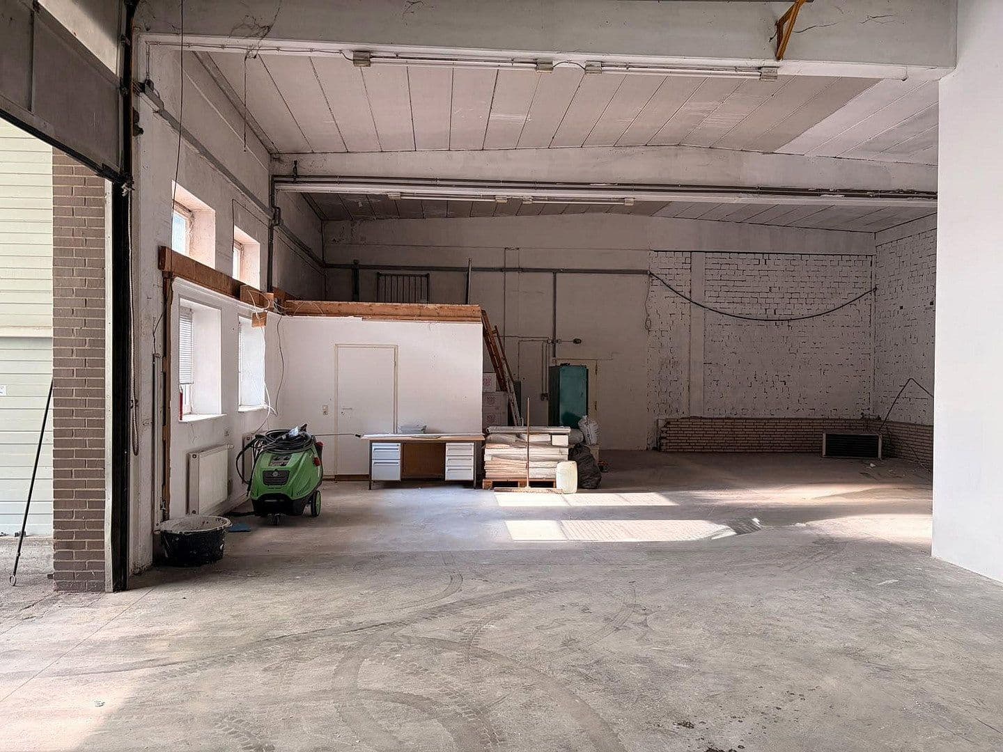 Prenájom nebytového priestoru 310 m², Hermann-Bahlsen-Str 2, Barsinghausen, Dolné Sasko Prenájom nebytového priestoru 310 m², Hermann-Bahlsen-Str 2, Barsinghausen, Dolné Sasko