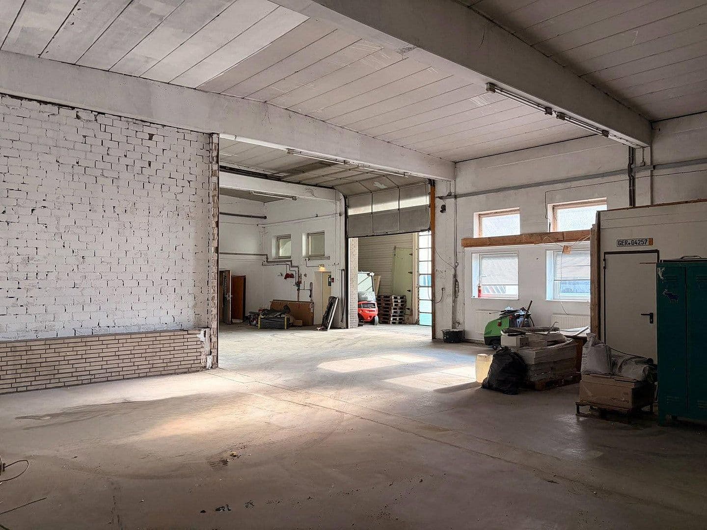 Prenájom nebytového priestoru 310 m², Hermann-Bahlsen-Str 2, Barsinghausen, Dolné Sasko Prenájom nebytového priestoru 310 m², Hermann-Bahlsen-Str 2, Barsinghausen, Dolné Sasko