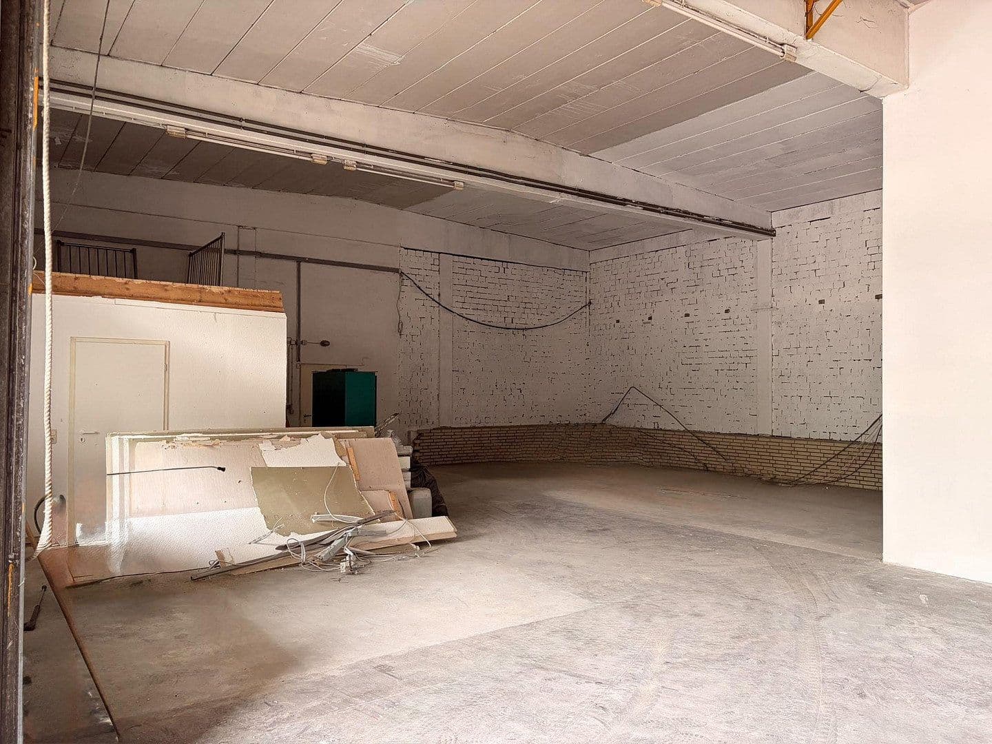 Prenájom nebytového priestoru 310 m², Hermann-Bahlsen-Str 2, Barsinghausen, Dolné Sasko Prenájom nebytového priestoru 310 m², Hermann-Bahlsen-Str 2, Barsinghausen, Dolné Sasko