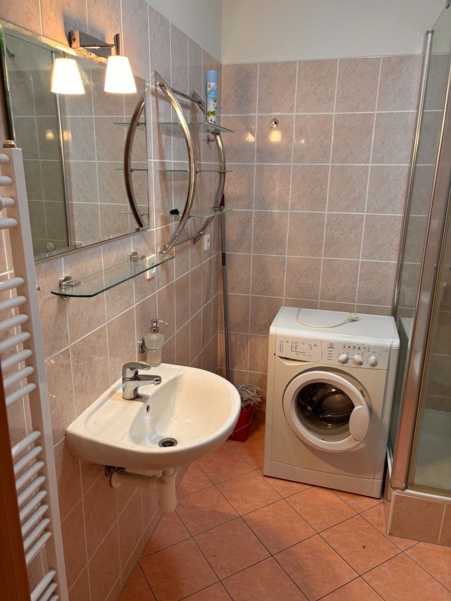 Prenájom bytu 1-izbový 30 m², Boloňská, Praha, Praha Prenájom bytu 1-izbový 30 m², Boloňská, Praha, Praha