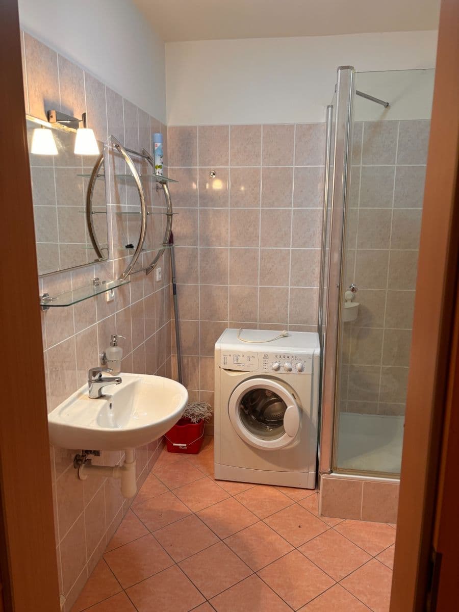 Prenájom bytu 1-izbový 30 m², Boloňská, Praha, Praha Prenájom bytu 1-izbový 30 m², Boloňská, Praha, Praha