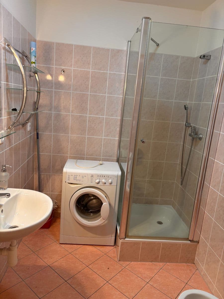 Prenájom bytu 1-izbový 30 m², Boloňská, Praha, Praha Prenájom bytu 1-izbový 30 m², Boloňská, Praha, Praha