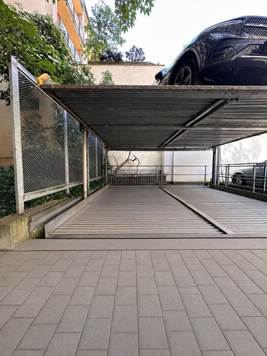 Prenájom garáže 15 m², Staropramenná, Praha, Praha Prenájom garáže 15 m², Staropramenná, Praha, Praha