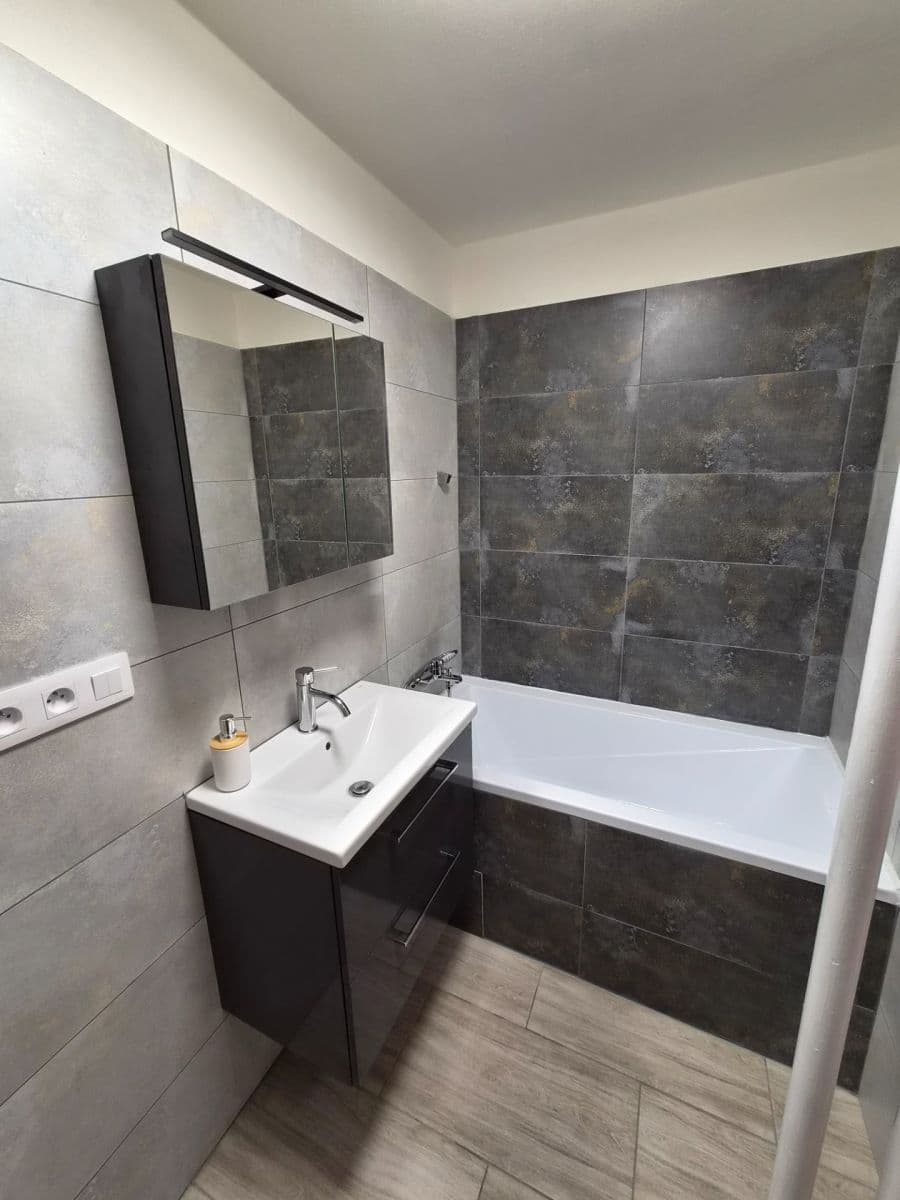 Prenájom bytu 3-izbový 53 m², U Cihelny, Jihlava, Kraj Vysočina Prenájom bytu 3-izbový 53 m², U Cihelny, Jihlava, Kraj Vysočina