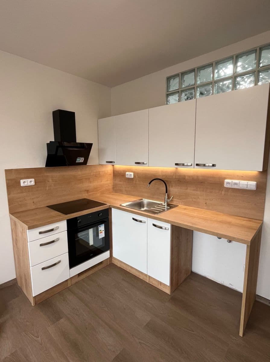 Prenájom bytu 2-izbový 35 m², 28. října, Děčín, Ústecký kraj Prenájom bytu 2-izbový 35 m², 28. října, Děčín, Ústecký kraj