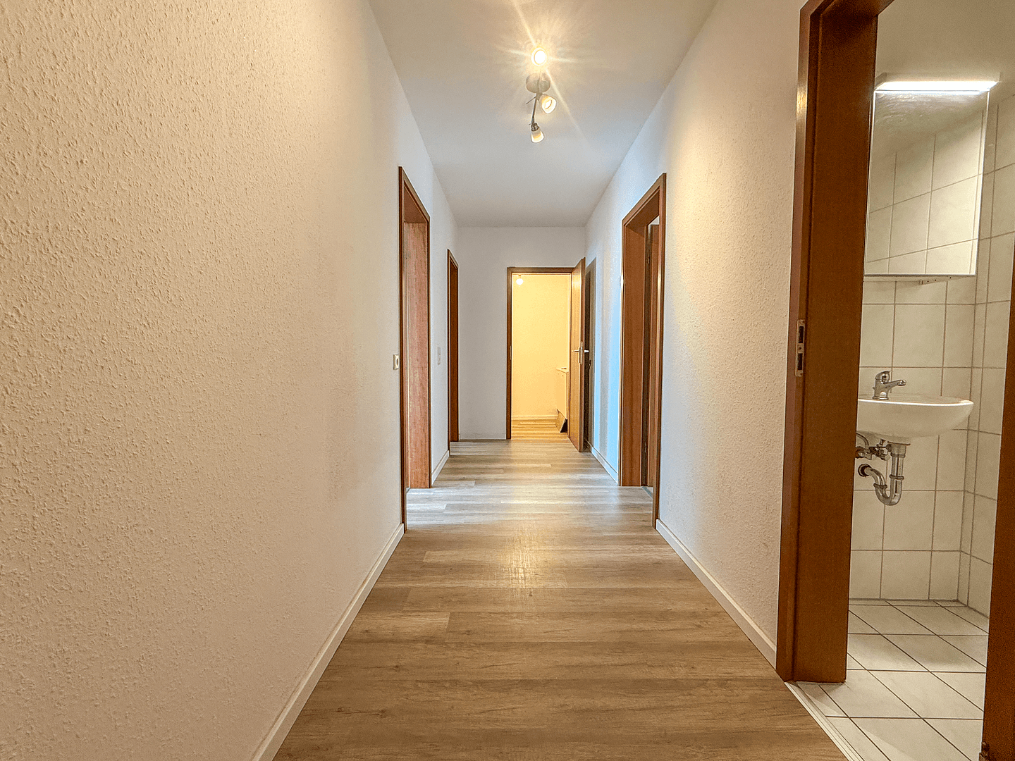 Prenájom bytu 3-izbový 106 m², Düsseldorfer Str. 67, Leverkusen, Severné Porýnie - Westfálsko Prenájom bytu 3-izbový 106 m², Düsseldorfer Str. 67, Leverkusen, Severné Porýnie - Westfálsko