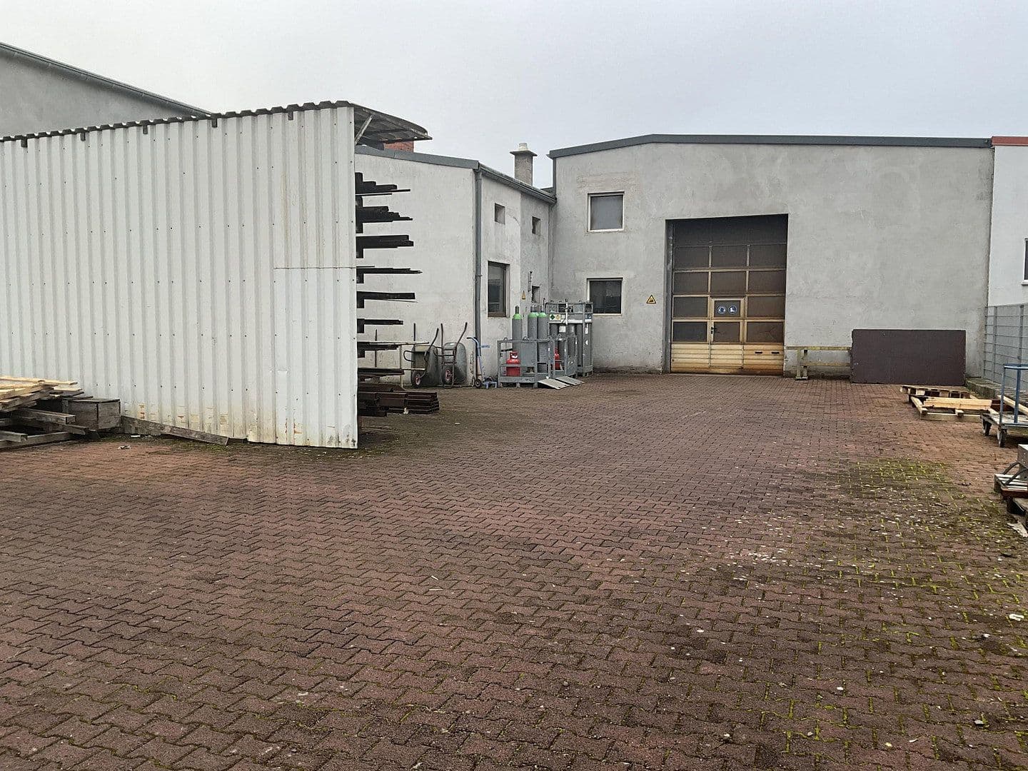 Prenájom nebytového priestoru 3.000 m², Polch, Porýnie-Falcko Prenájom nebytového priestoru 3.000 m², Polch, Porýnie-Falcko