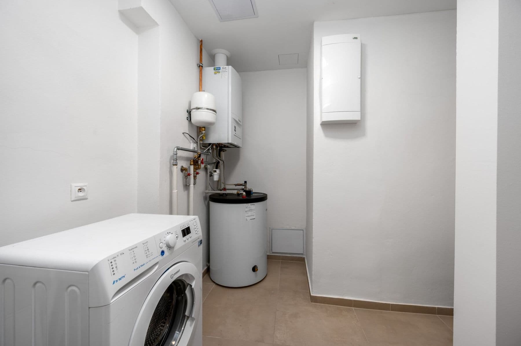 Prenájom bytu 5-izbový 191 m², Čajkovského, Praha, Praha Prenájom bytu 5-izbový 191 m², Čajkovského, Praha, Praha