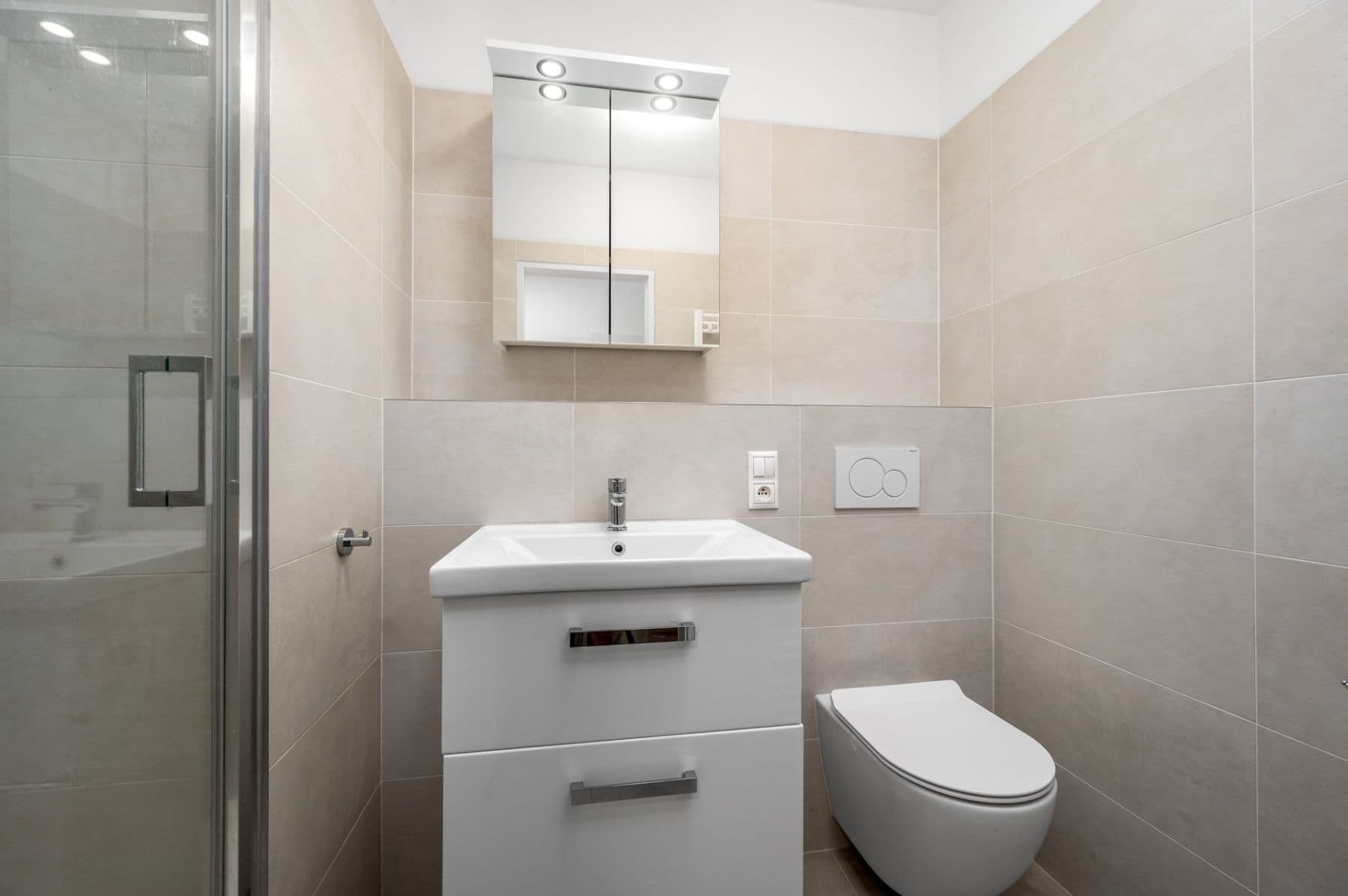 Prenájom bytu 5-izbový 191 m², Čajkovského, Praha, Praha Prenájom bytu 5-izbový 191 m², Čajkovského, Praha, Praha