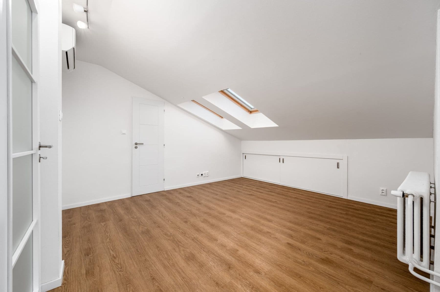 Prenájom bytu 5-izbový 191 m², Čajkovského, Praha, Praha Prenájom bytu 5-izbový 191 m², Čajkovského, Praha, Praha