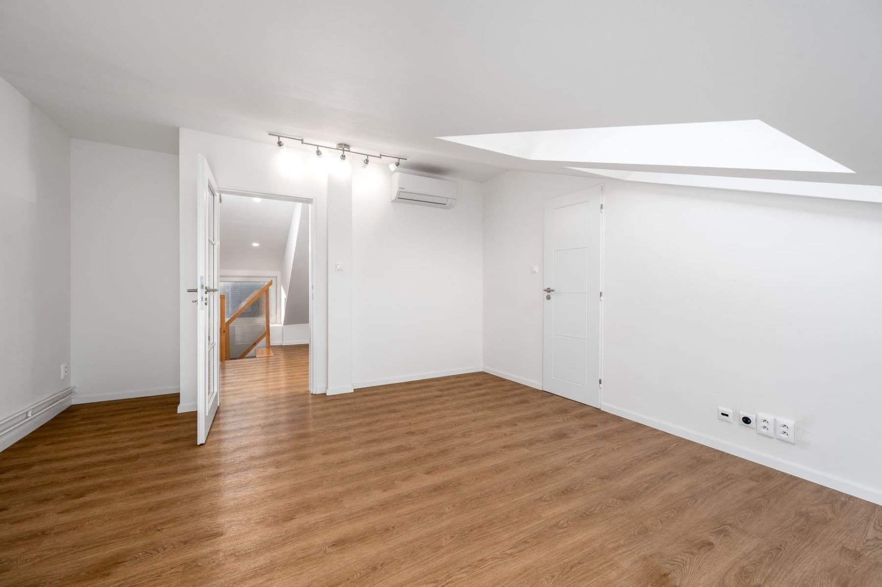 Prenájom bytu 5-izbový 191 m², Čajkovského, Praha, Praha Prenájom bytu 5-izbový 191 m², Čajkovského, Praha, Praha