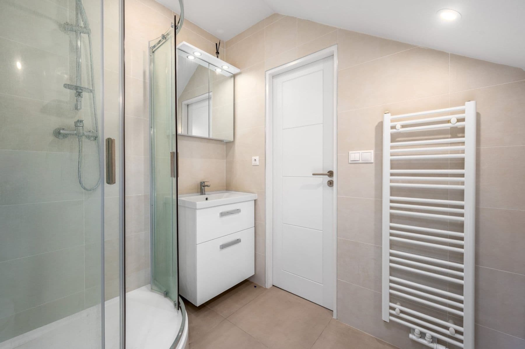 Prenájom bytu 5-izbový 191 m², Čajkovského, Praha, Praha Prenájom bytu 5-izbový 191 m², Čajkovského, Praha, Praha