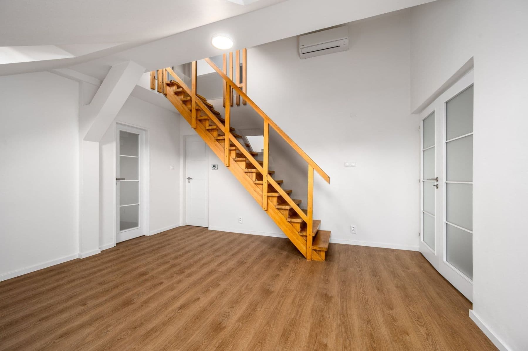 Prenájom bytu 5-izbový 191 m², Čajkovského, Praha, Praha Prenájom bytu 5-izbový 191 m², Čajkovského, Praha, Praha