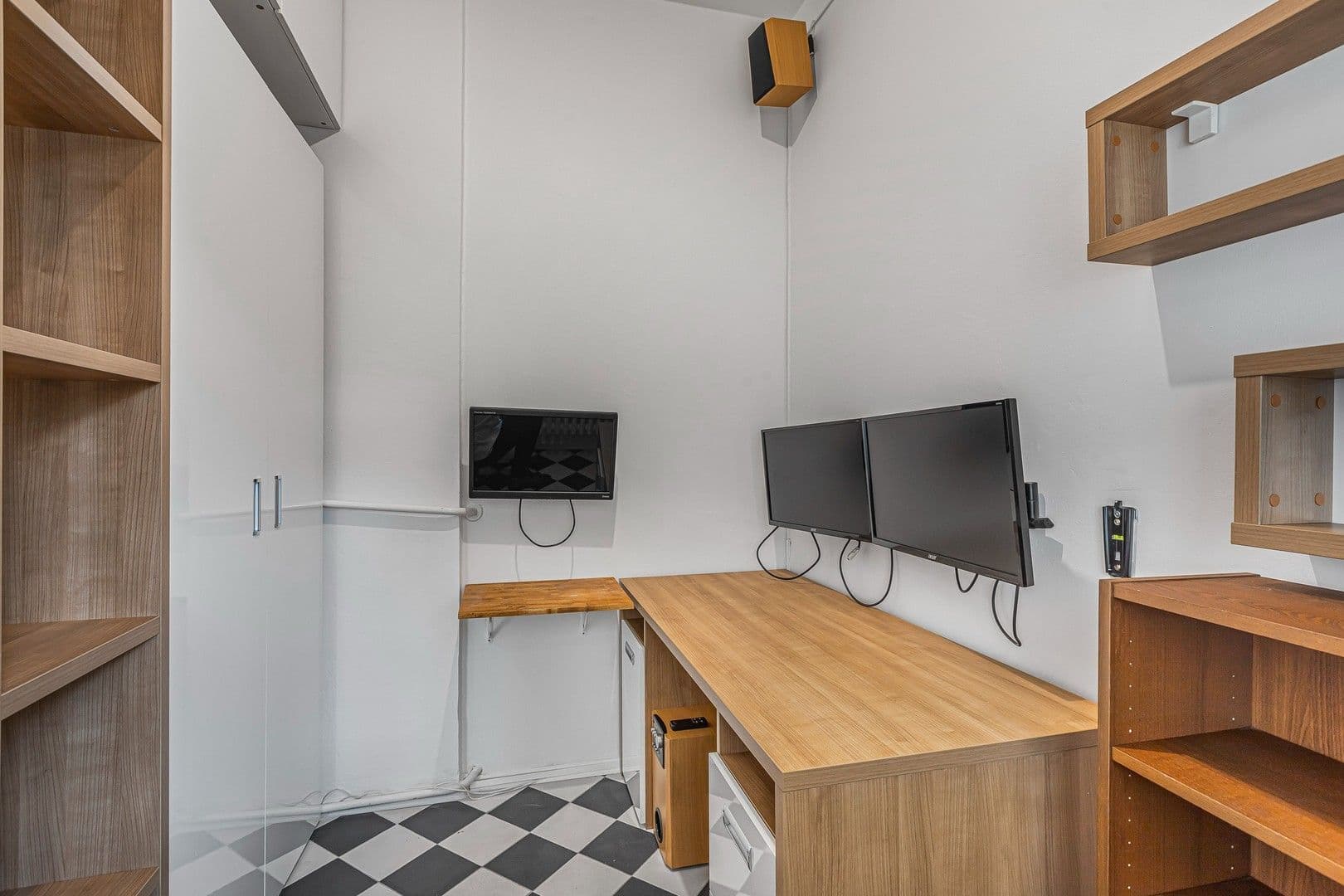 Prenájom bytu 4-izbový 105 m², Antonínská, Praha, Praha Prenájom bytu 4-izbový 105 m², Antonínská, Praha, Praha