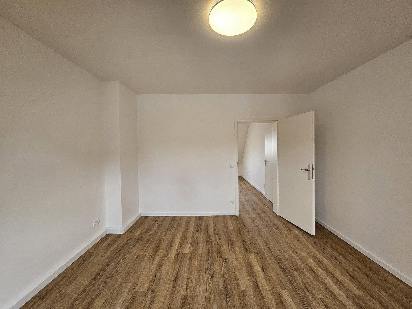 Prenájom bytu 4-izbový 75 m², Ernestinenstr. 17, Essen, Severné Porýnie - Westfálsko Prenájom bytu 4-izbový 75 m², Ernestinenstr. 17, Essen, Severné Porýnie - Westfálsko
