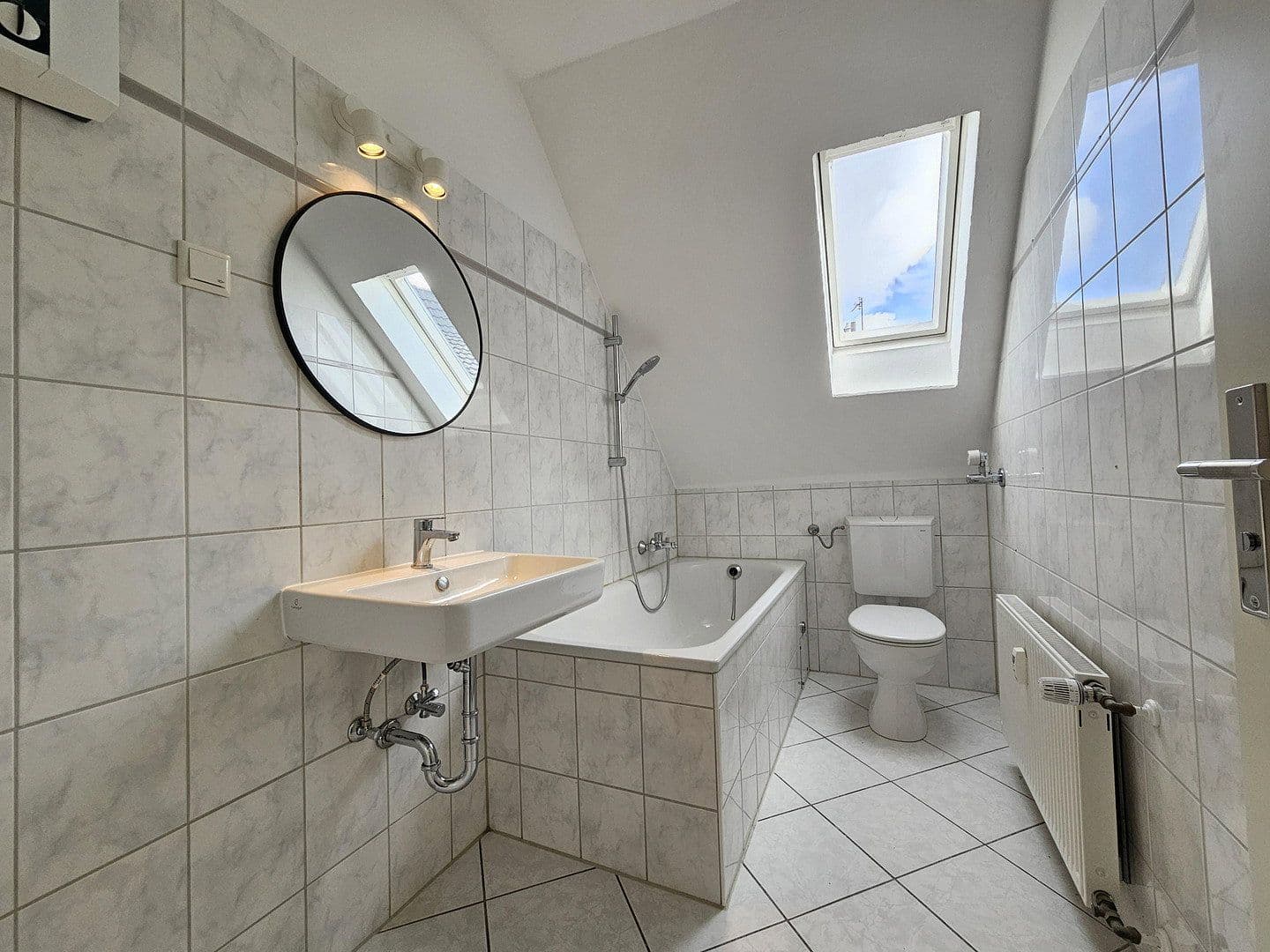 Prenájom bytu 4-izbový 75 m², Ernestinenstr. 17, Essen, Severné Porýnie - Westfálsko Prenájom bytu 4-izbový 75 m², Ernestinenstr. 17, Essen, Severné Porýnie - Westfálsko