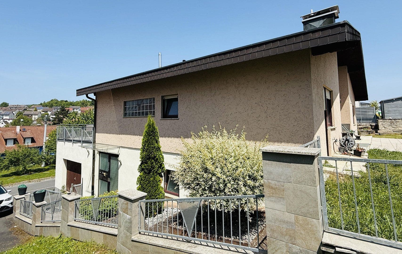 Predaj domu 250 m², pozemek 1.100 m², Lauda-Königshofen, Bádensko-Wurttembersko Predaj domu 250 m², pozemek 1.100 m², Lauda-Königshofen, Bádensko-Wurttembersko