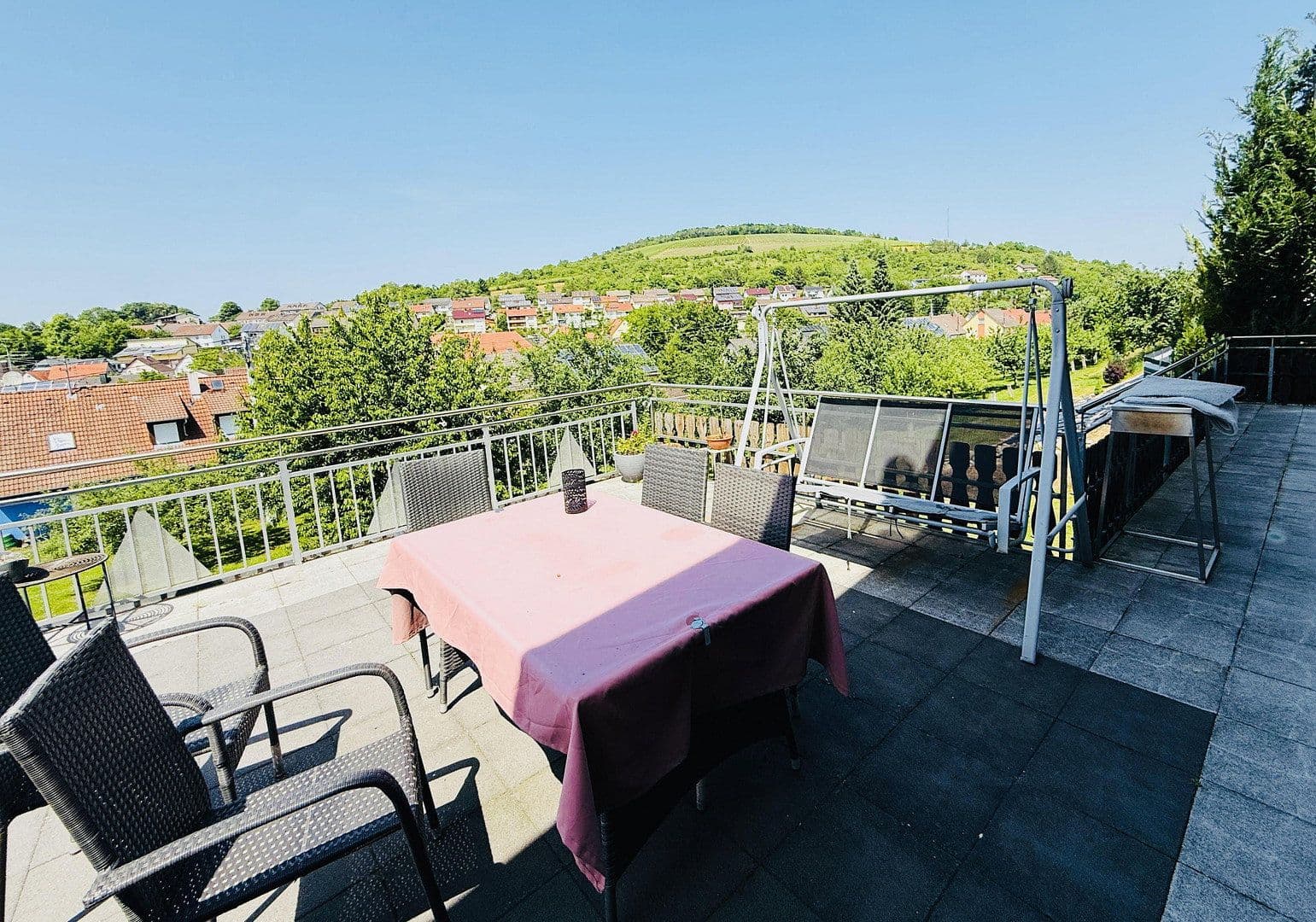 Predaj domu 250 m², pozemek 1.100 m², Lauda-Königshofen, Bádensko-Wurttembersko Predaj domu 250 m², pozemek 1.100 m², Lauda-Königshofen, Bádensko-Wurttembersko