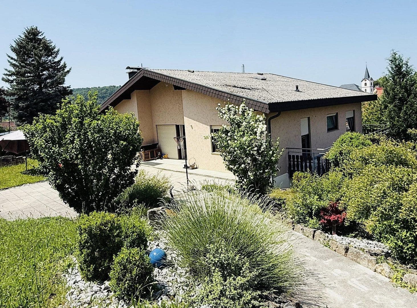 Predaj domu 250 m², pozemek 1.100 m², Lauda-Königshofen, Bádensko-Wurttembersko Predaj domu 250 m², pozemek 1.100 m², Lauda-Königshofen, Bádensko-Wurttembersko