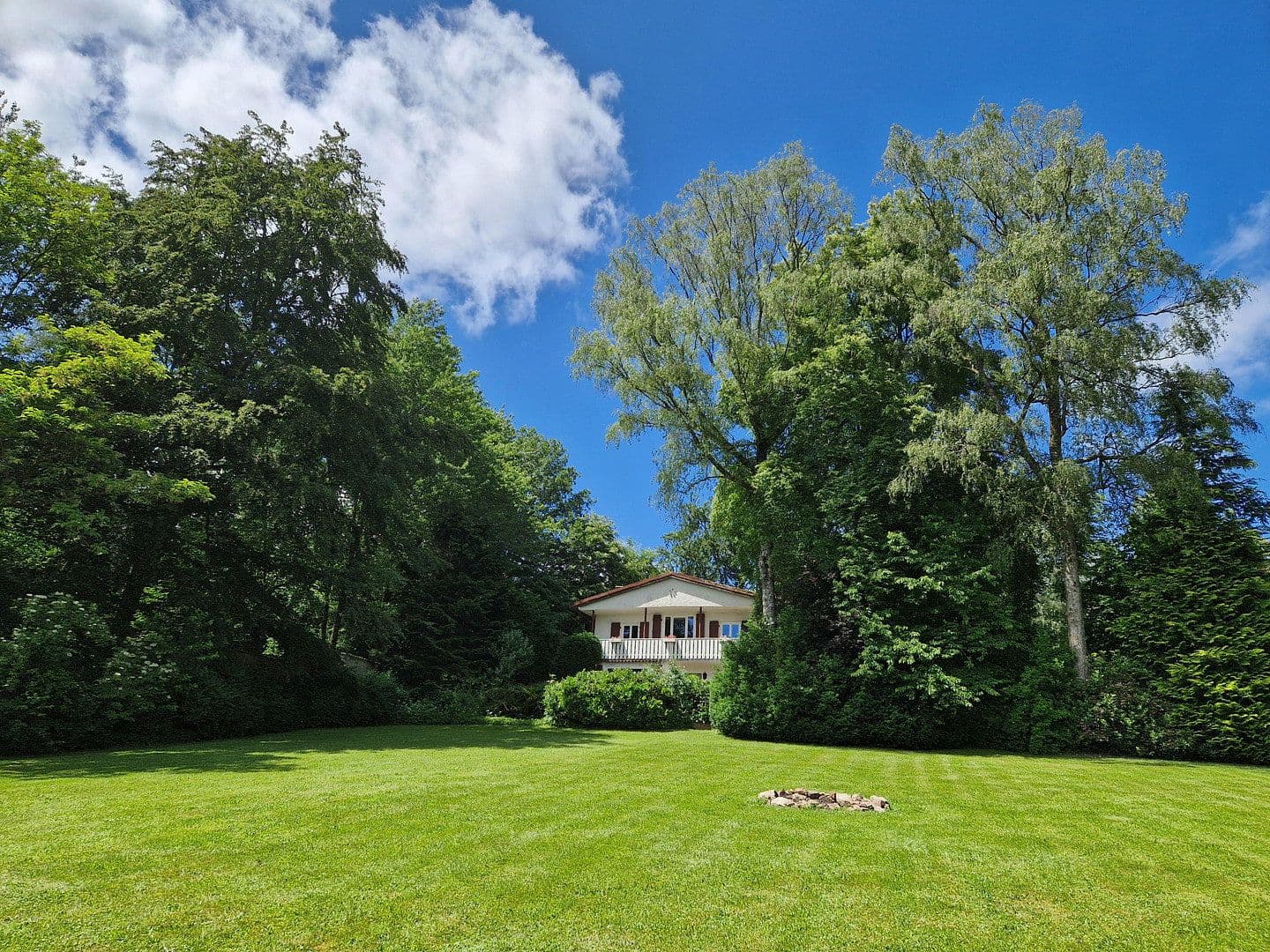 Predaj domu 253 m², pozemek 8.685 m², Achtelsbach, Porýnie-Falcko Predaj domu 253 m², pozemek 8.685 m², Achtelsbach, Porýnie-Falcko