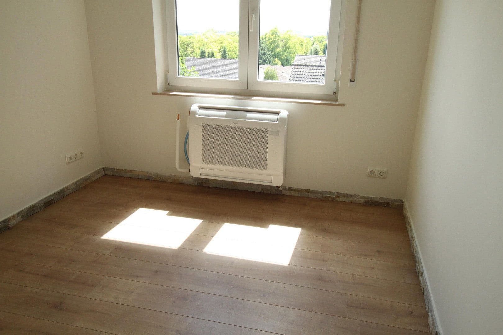 Predaj domu 204 m², pozemek 462 m², Lindenstrasse 2, Klein-Winternheim, Porýnie-Falcko Predaj domu 204 m², pozemek 462 m², Lindenstrasse 2, Klein-Winternheim, Porýnie-Falcko