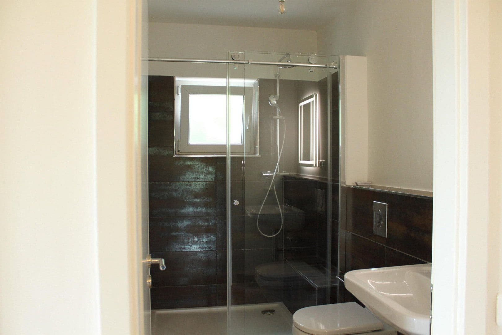 Predaj domu 204 m², pozemek 462 m², Lindenstrasse 2, Klein-Winternheim, Porýnie-Falcko Predaj domu 204 m², pozemek 462 m², Lindenstrasse 2, Klein-Winternheim, Porýnie-Falcko