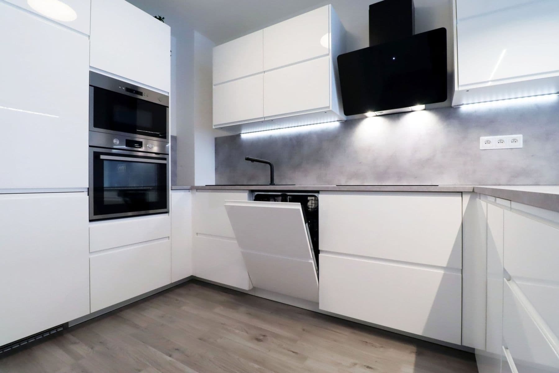 Prenájom bytu 2-izbový 53 m², Velvarská, Horoměřice, Středočeský kraj Prenájom bytu 2-izbový 53 m², Velvarská, Horoměřice, Středočeský kraj