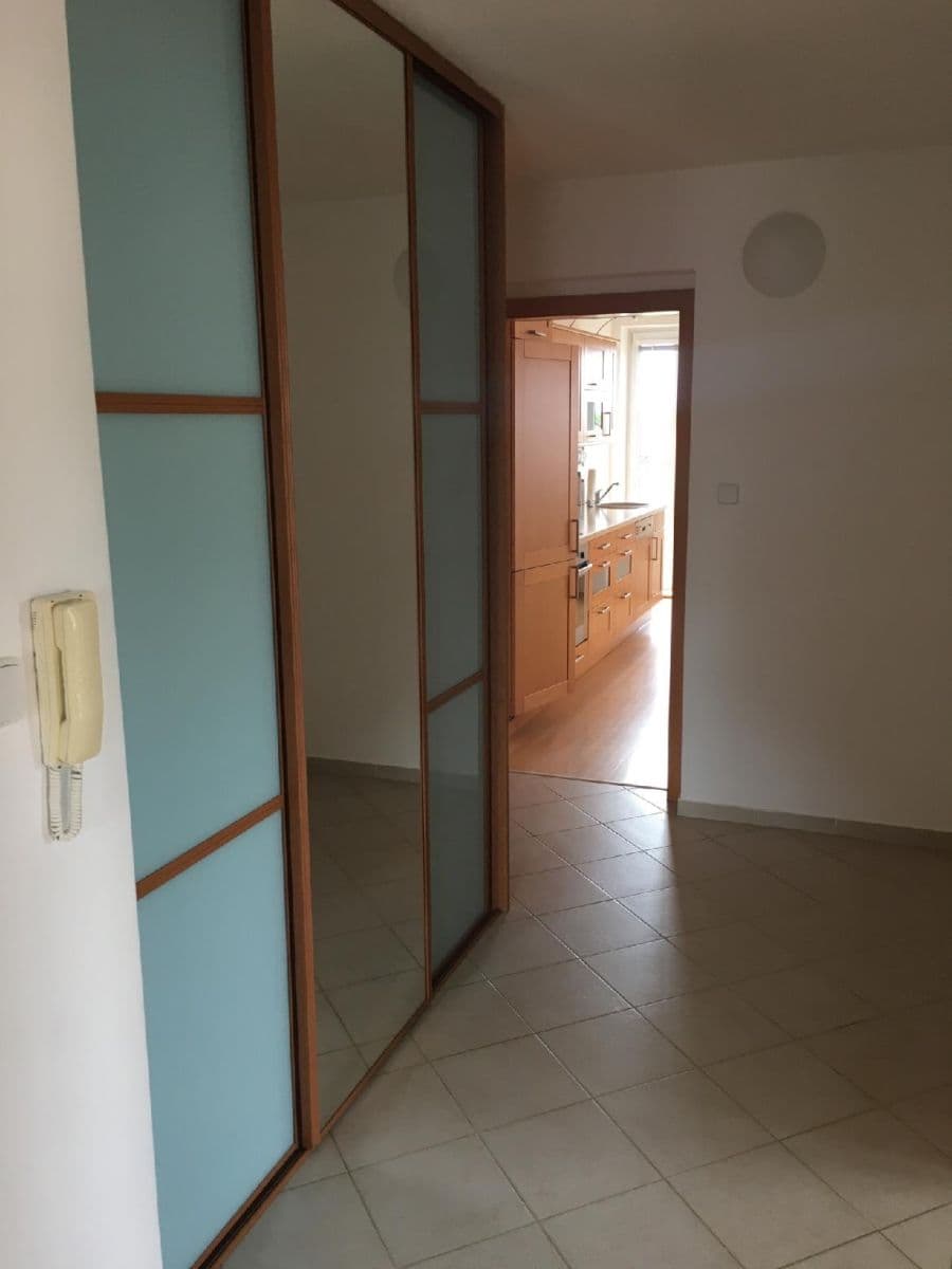 Prenájom bytu 4-izbový 95 m², Mladotova, Praha, Praha Prenájom bytu 4-izbový 95 m², Mladotova, Praha, Praha