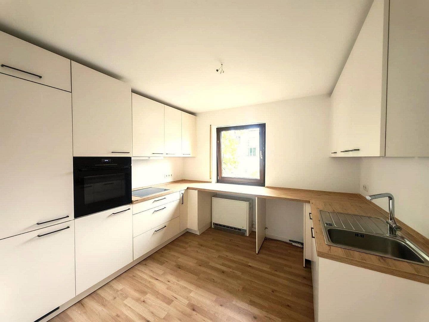 Prenájom bytu 2-izbový 84 m², Kameruner Str. 14, München, Bavorsko Prenájom bytu 2-izbový 84 m², Kameruner Str. 14, München, Bavorsko