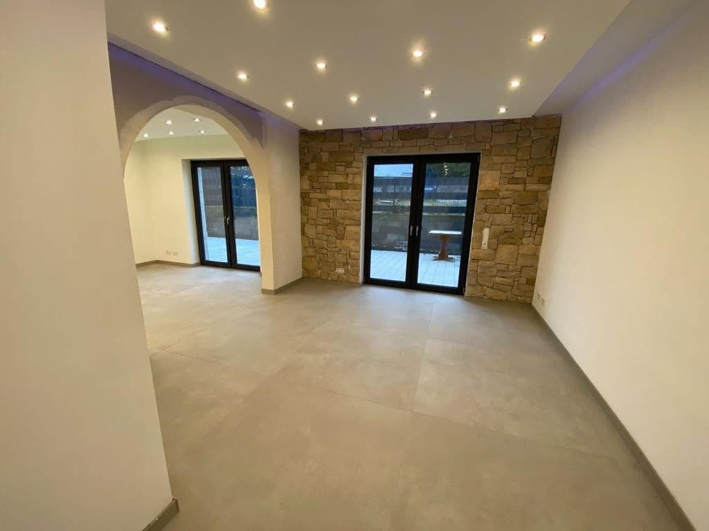 Prenájom bytu 5-izbový 200 m², Rheinfelserstr 61b, Gießen, Hesensko Prenájom bytu 5-izbový 200 m², Rheinfelserstr 61b, Gießen, Hesensko