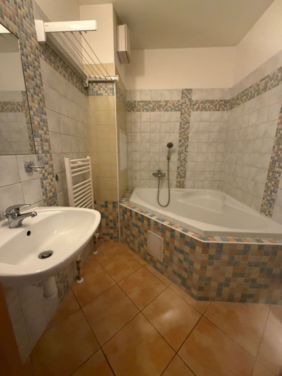 Prenájom bytu 1-izbový 45 m², Mojmírova, Praha, Praha Prenájom bytu 1-izbový 45 m², Mojmírova, Praha, Praha