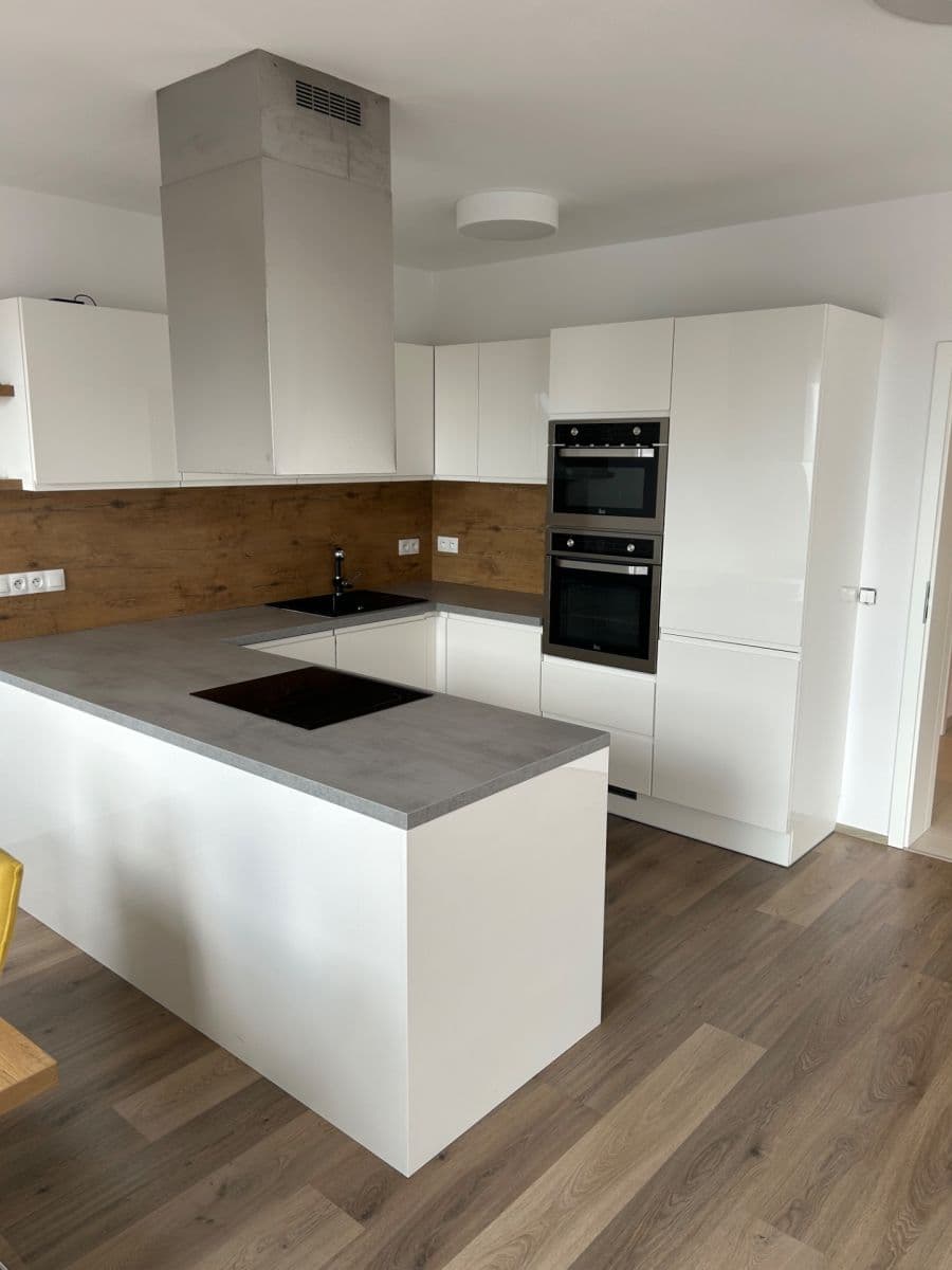 Prenájom bytu 3-izbový 95 m², Zátopkova, Milovice, Středočeský kraj Prenájom bytu 3-izbový 95 m², Zátopkova, Milovice, Středočeský kraj