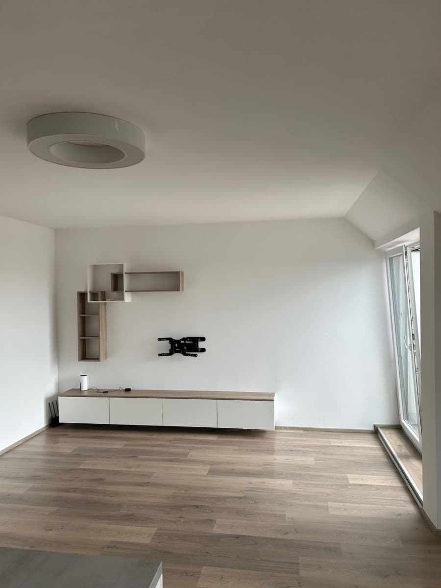 Prenájom bytu 3-izbový 95 m², Zátopkova, Milovice, Středočeský kraj Prenájom bytu 3-izbový 95 m², Zátopkova, Milovice, Středočeský kraj