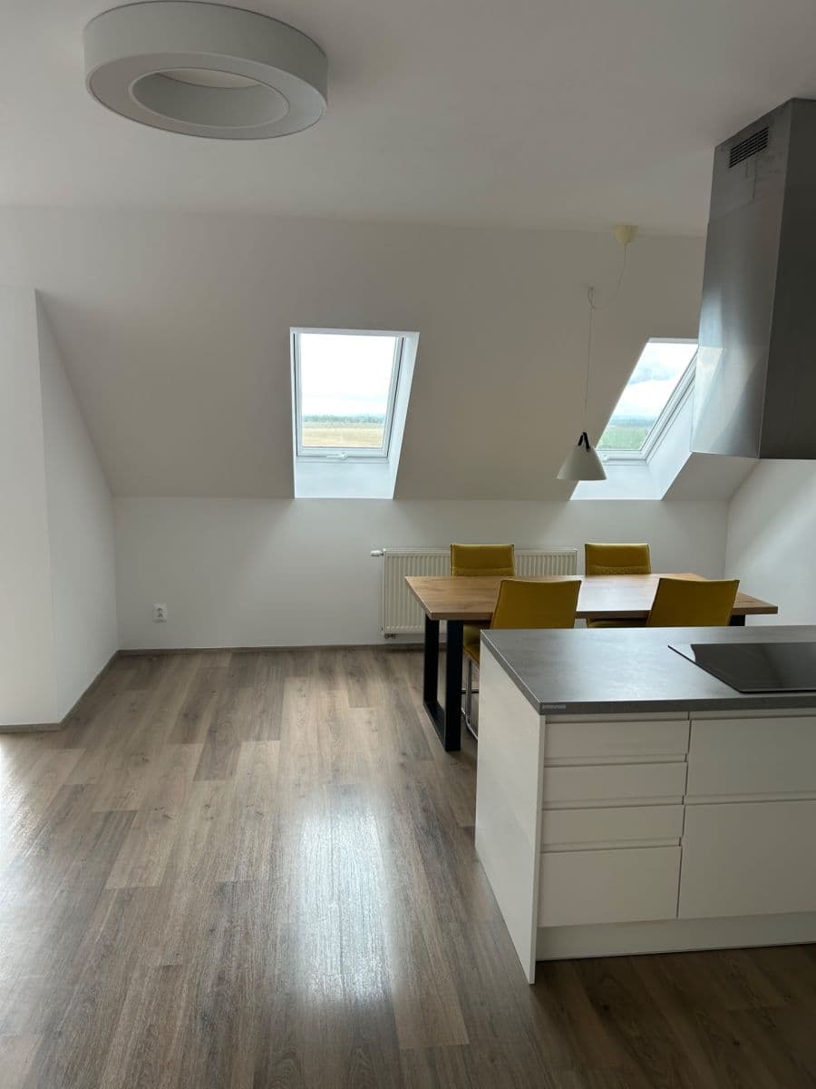 Prenájom bytu 3-izbový 95 m², Zátopkova, Milovice, Středočeský kraj Prenájom bytu 3-izbový 95 m², Zátopkova, Milovice, Středočeský kraj