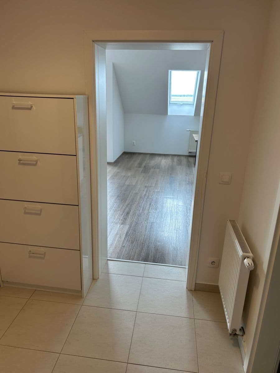 Prenájom bytu 3-izbový 95 m², Zátopkova, Milovice, Středočeský kraj Prenájom bytu 3-izbový 95 m², Zátopkova, Milovice, Středočeský kraj