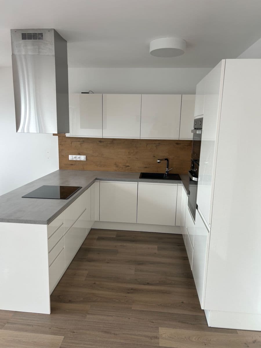 Prenájom bytu 3-izbový 95 m², Zátopkova, Milovice, Středočeský kraj Prenájom bytu 3-izbový 95 m², Zátopkova, Milovice, Středočeský kraj