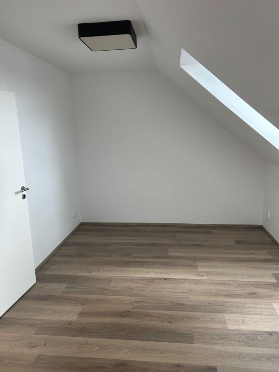 Prenájom bytu 3-izbový 95 m², Zátopkova, Milovice, Středočeský kraj Prenájom bytu 3-izbový 95 m², Zátopkova, Milovice, Středočeský kraj