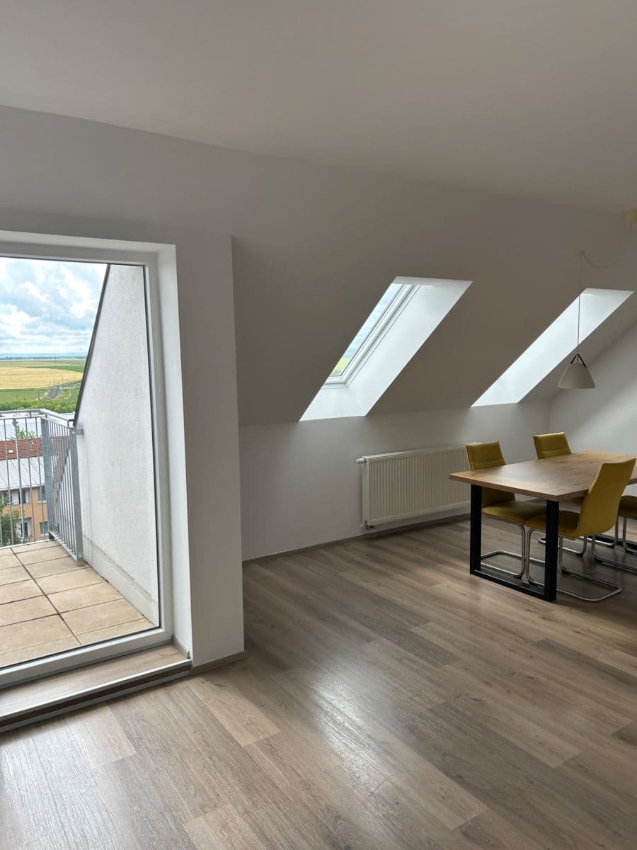 Prenájom bytu 3-izbový 95 m², Zátopkova, Milovice, Středočeský kraj Prenájom bytu 3-izbový 95 m², Zátopkova, Milovice, Středočeský kraj