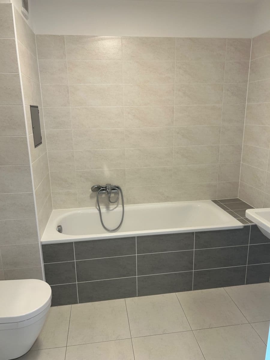 Prenájom bytu 3-izbový 95 m², Zátopkova, Milovice, Středočeský kraj Prenájom bytu 3-izbový 95 m², Zátopkova, Milovice, Středočeský kraj