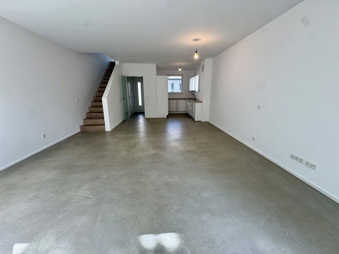 Prenájom domu 150 m², pozemek 100 m², Düsseldorf, Severné Porýnie - Westfálsko Prenájom domu 150 m², pozemek 100 m², Düsseldorf, Severné Porýnie - Westfálsko
