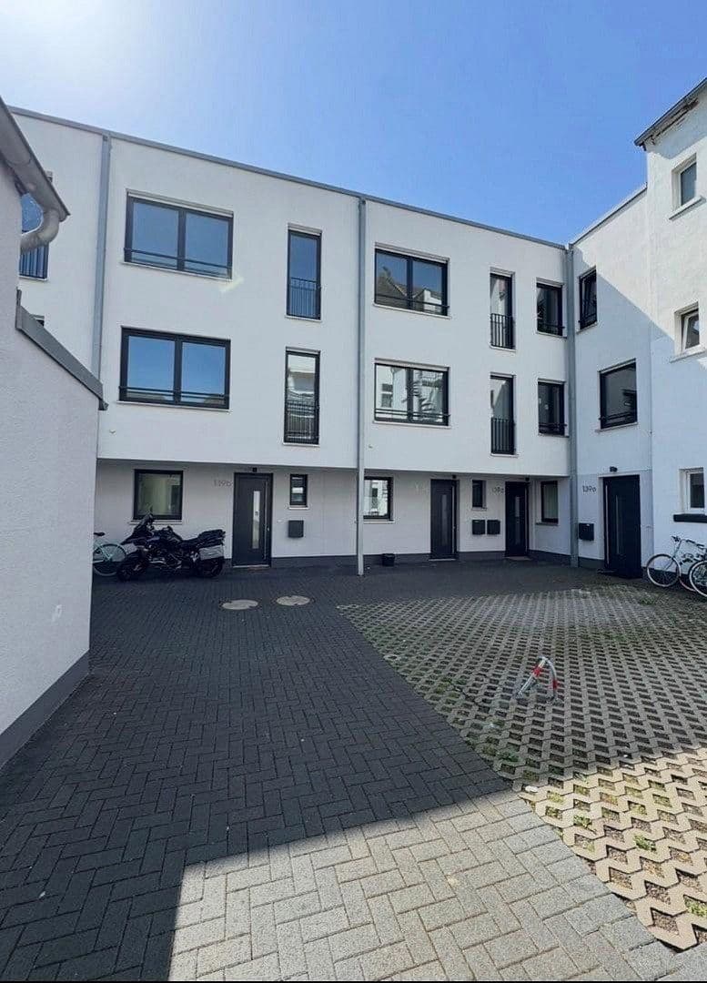 Prenájom domu 150 m², pozemek 100 m², Düsseldorf, Severné Porýnie - Westfálsko Prenájom domu 150 m², pozemek 100 m², Düsseldorf, Severné Porýnie - Westfálsko
