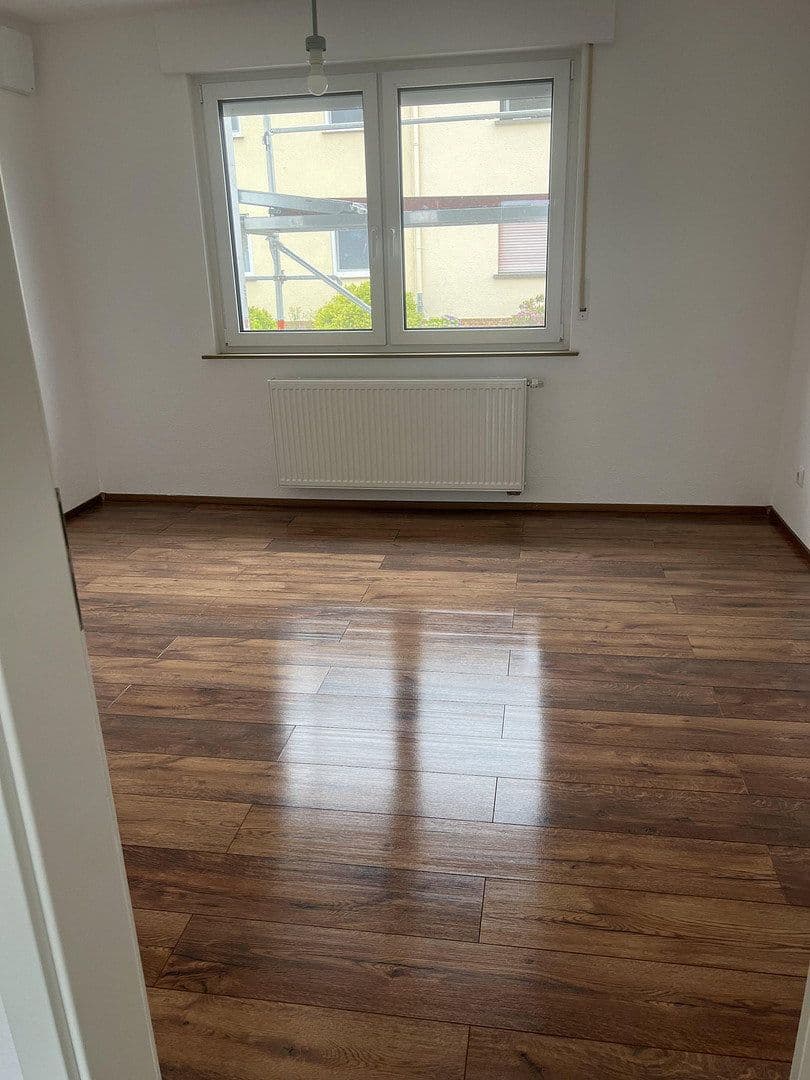 Prenájom bytu 3-izbový 105 m², v.d. Leyenstr. 18, Nickenich, Porýnie-Falcko Prenájom bytu 3-izbový 105 m², v.d. Leyenstr. 18, Nickenich, Porýnie-Falcko