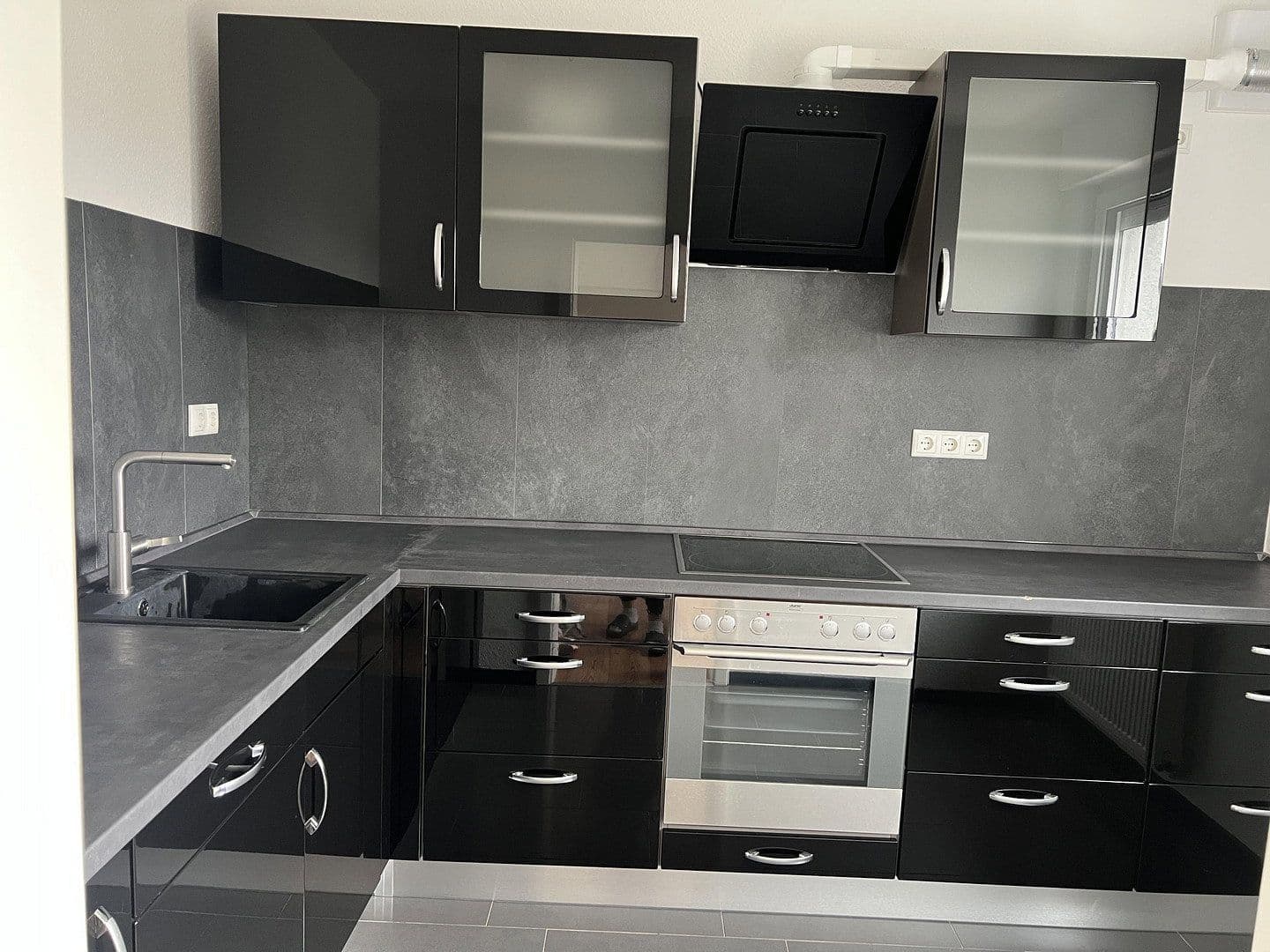 Prenájom bytu 3-izbový 105 m², v.d. Leyenstr. 18, Nickenich, Porýnie-Falcko Prenájom bytu 3-izbový 105 m², v.d. Leyenstr. 18, Nickenich, Porýnie-Falcko