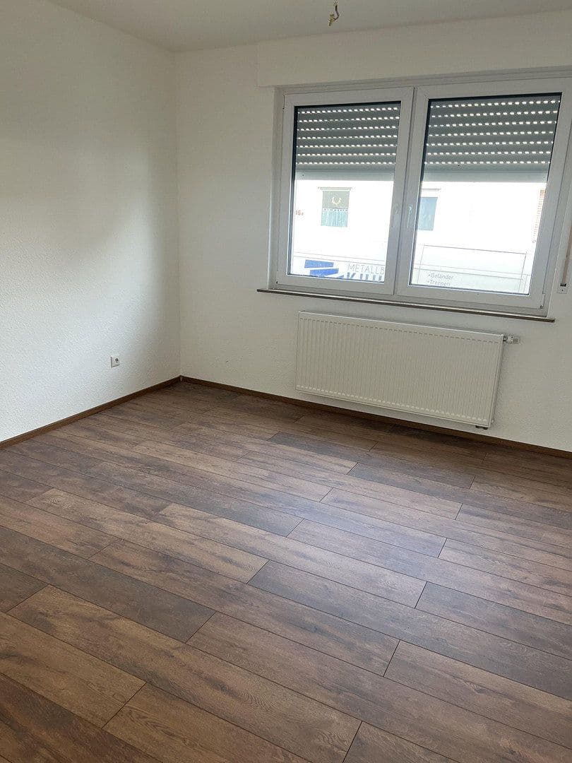 Prenájom bytu 3-izbový 105 m², v.d. Leyenstr. 18, Nickenich, Porýnie-Falcko Prenájom bytu 3-izbový 105 m², v.d. Leyenstr. 18, Nickenich, Porýnie-Falcko