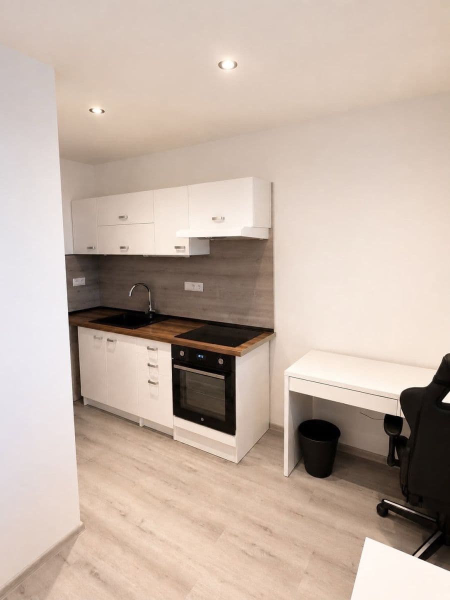 Prenájom bytu 1-izbový 40 m², 2. května, Zlín, Zlínský kraj Prenájom bytu 1-izbový 40 m², 2. května, Zlín, Zlínský kraj