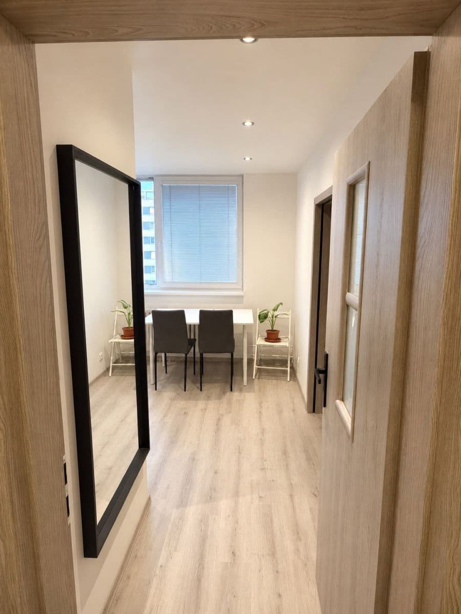 Prenájom bytu 1-izbový 40 m², 2. května, Zlín, Zlínský kraj Prenájom bytu 1-izbový 40 m², 2. května, Zlín, Zlínský kraj